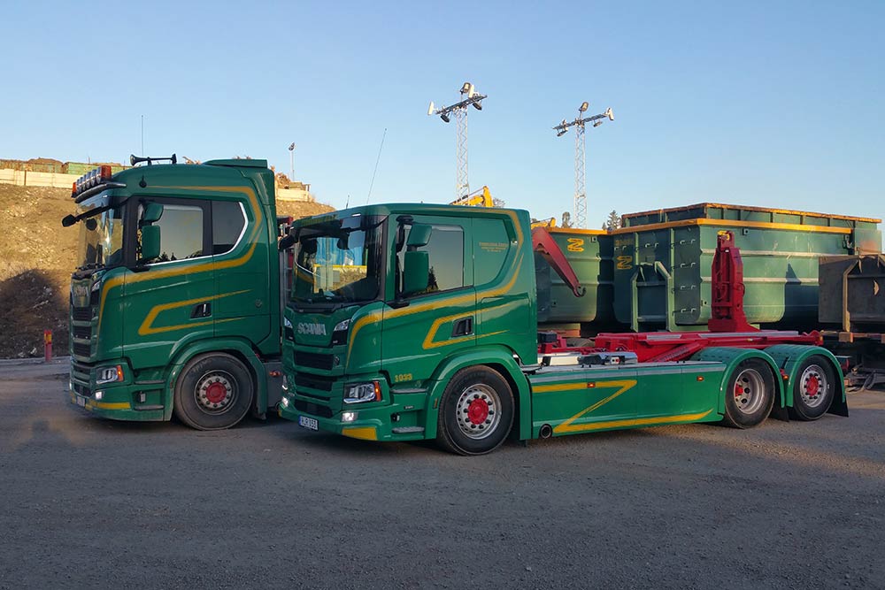 Två lastbilar med varsin container som last
