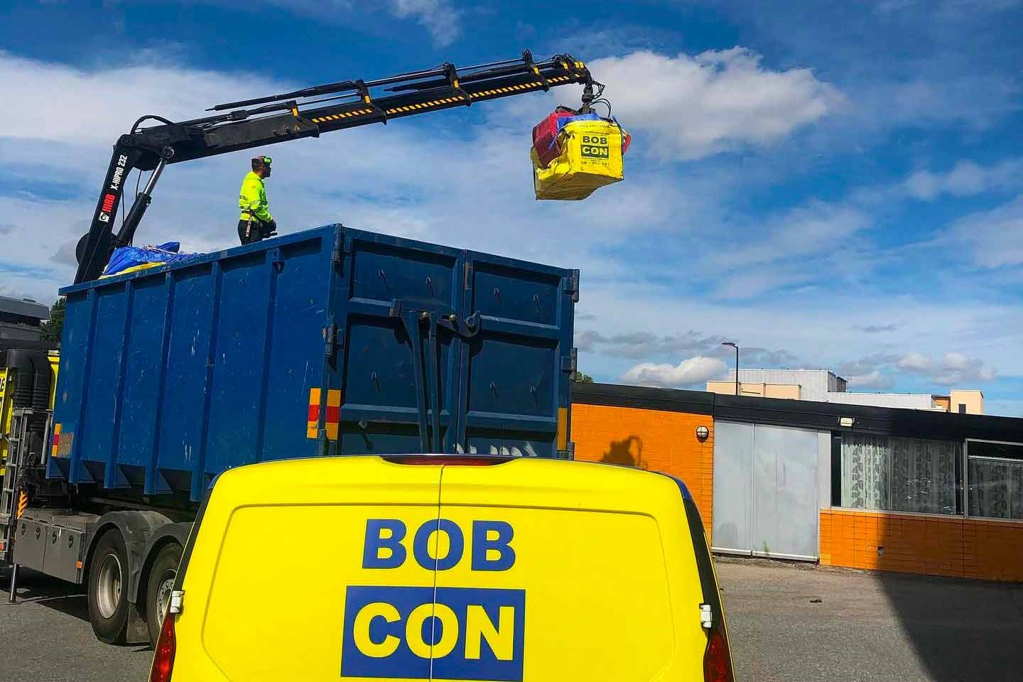 Bobcon lastbil som lastar upp en återvinningspåse