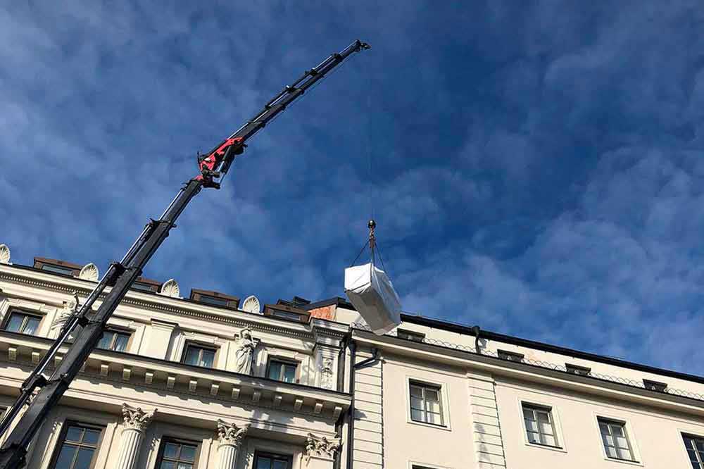 Teleskoplyft vid lägenhetshus